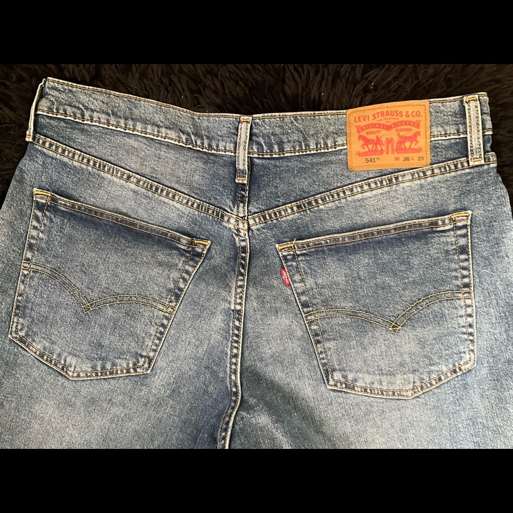 “LEVI STRAUS” Men’s 541 Medium Wash Athletic Fit Jeans. - Picture 4 of 15